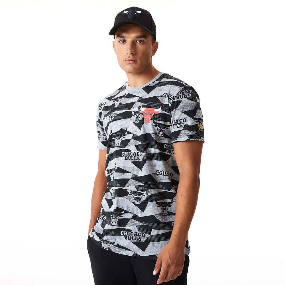 New Era NBA Geometric AOP Tee Bulls Mul