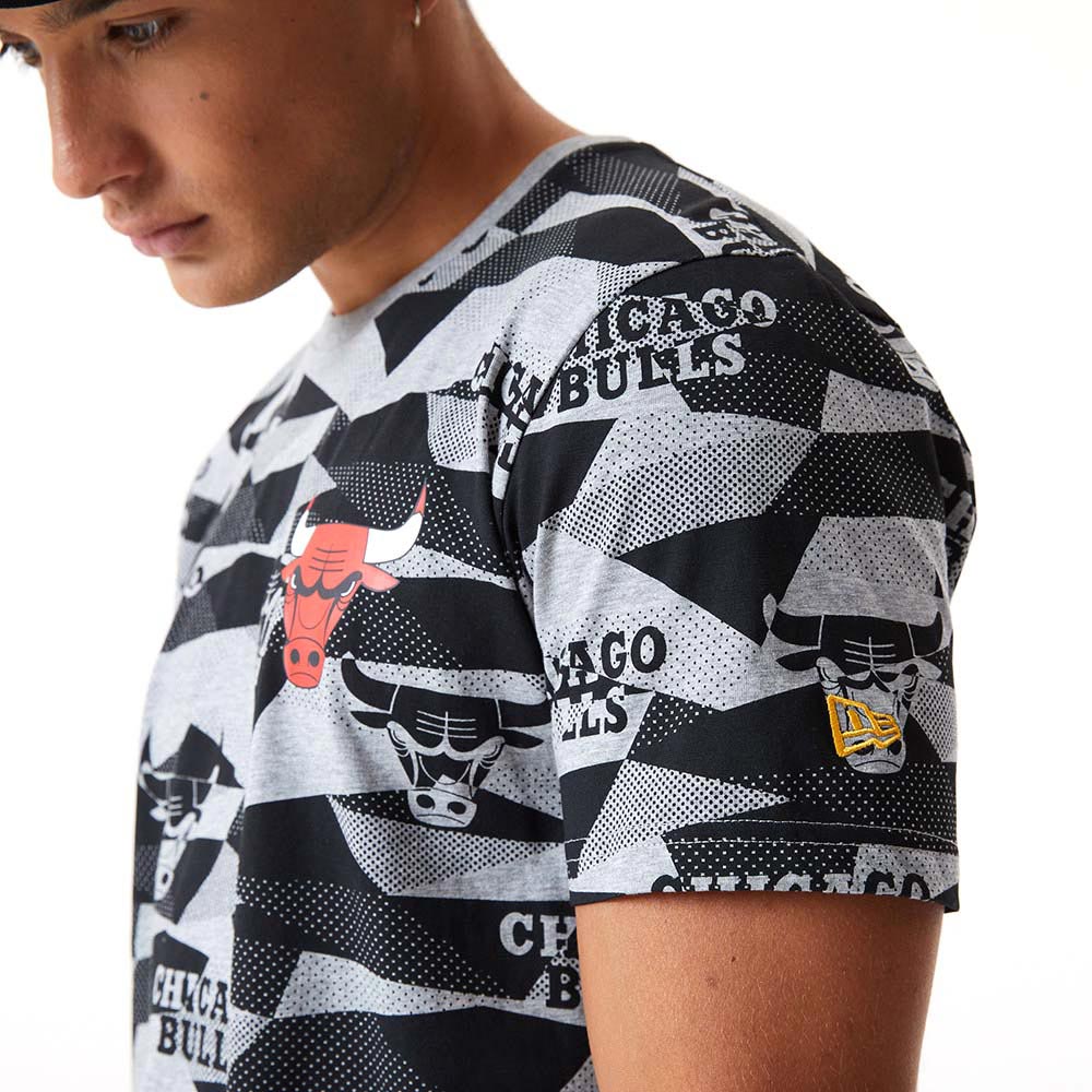 New Era NBA Geometric AOP Tee Bulls Mul